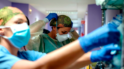 Sanitarios con mascarillas en un centro hospitalario. Foto: EFE