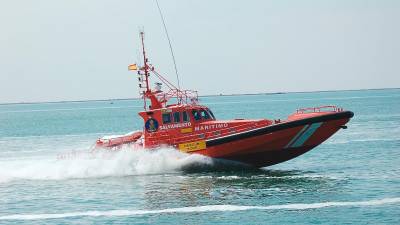 La embarcación ‘Salvamar Achernar’ se encargó de remolcar el velero hasta el puerto de La Ràpita. Foto: Salvamento Marítimo