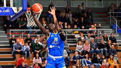 Ousmane Ndour, bajo aros, fue el mejor del CBT y del partido. foto: alfredo gonzález