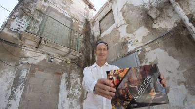 Manuel Cohen sostenint el llibre de fotografies amb poemes de Carles Duarte. foto: Joan Revillas