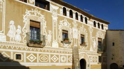 Cal Gener es uno de los edificios m&aacute;s singulares de Les Peces.