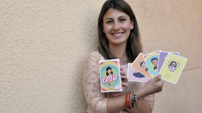 Silvia Dolz, mostrando una baraja de cartas de su segundo juego, EMO. Foto: Alfredo González