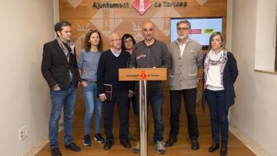 Els representants dels tres grups d'esquerres aquest dijous a l'Ajuntament de Tortosa. FOTO: JOAN REVILLAS