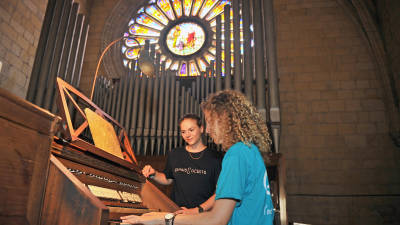 Gemma Daunis, de peu, i Marta Nus, asseguda, al costat de l’orgue de la Prioral de Sant Pere. Foto: Alfredo Gonz&aacute;lez