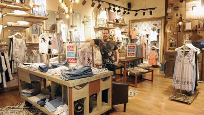 El estilista Juan Carlos Mendoza en la tienda Bright & Co de La Fira Centre Comercial de Reus. Foto: Alfredo González