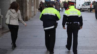 Imagen de archivo de una patrulla de los Mossos y la Guàrdia Urbana por la calle Llovera. Foto: DT
