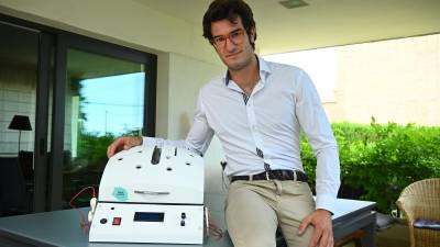 Gerard Aragonès, con el simulador de laparoscopia. FOTO: Alfredo González