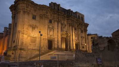 Enllumenat provisional de la façana de la Catedral de Tortosa, ahir al vespre. Foto: JOAN REVILLAS