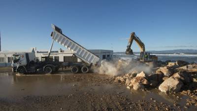 Un camió aboca les roques que serveixen per reconstruir l´escullera, a la zona d´accés al Fangar. Foto: joan revillas