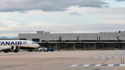 Un avión en las pistas del Aeropuerto de Reus. Foto: DT
