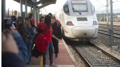 Imatge de l´aturada del tren Euromed, dissabte passat a l´estació de l´Aldea. FOTO: JOAN REVILLAS