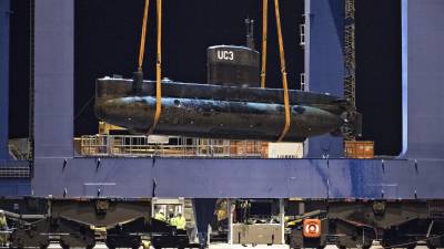 El submarino UC3 Nautilus se levanta en un cami&oacute;n de bloque de la nave de salvamento Vina con la ayuda de una gr&uacute;a de contenedores en Copenhague