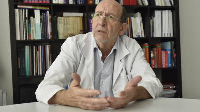 El doctor Joan Borràs, en su despacho, en el Hospital Sant Joan de Reus, durante la entrevista con el Diari. FOTO: Alfredo González