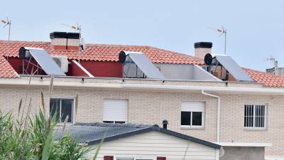 Placas solares utilizadas para calentar agua en una vivienda de Reus. foto: ALFREDO GONZÁLEZ