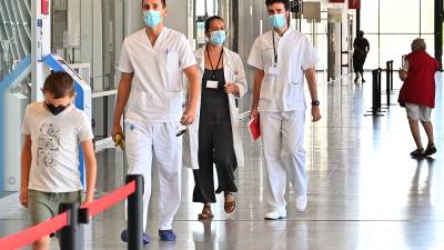 Personal sanitario caminando por el hall del Hospital Sant Joan de Reus. FOTO: ALFREDO GONZÁLEZ