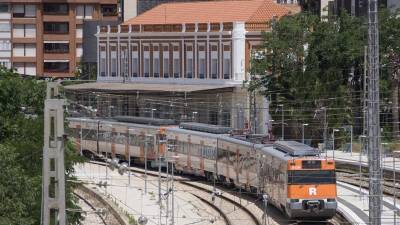 Un tren de Rodalies delante de la estación de tren de Tortosa. Foto: Joan Revillas/dt