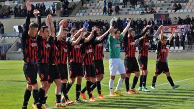 Los once jugadores que este domingo acabaron el partido frente al Alcoyano, celebrando su victoria con los aficionados. Foto: CF Reus
