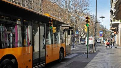 Imagen del semáforo del paseo Prim que hace esquina con la calle Vapor Vell, uno de los que sería de prioridad para los autobuses. Foto: A. González