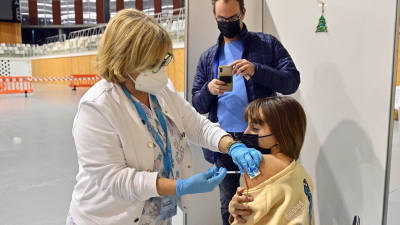 Vacunación pediátrica en el Palau d'Esports de la Anella, en Campclar. Foto: Alfredo González