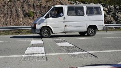 Imatge de les bandes rugoses sonores que des de la setmana passada hi ha a la carretera N-420 entre Falset i Reus. Foto: Alfredo González