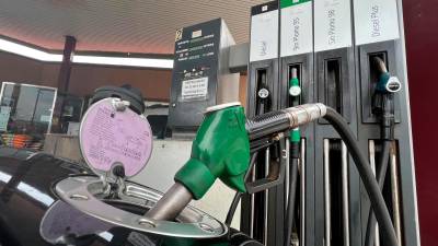 Hay diferencias de hasta 18 euros según la gasolinera si se llena todo el depósito. Foto: Alfredo González