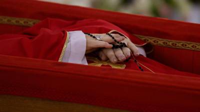 Imagen del papa Francisco en su féretro. Foto: EFE