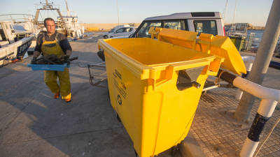 Imatge dels contenidors específics on els pescadors dipositen els plàstics trobats al mar. FOTO: JOAN REVILLAS