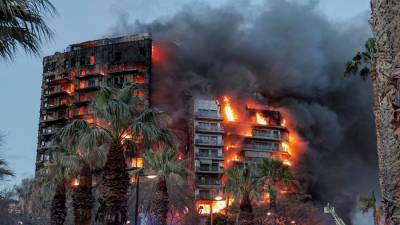 Imagen del edificio en llamas. Foto: EFE/Manuel Bruque