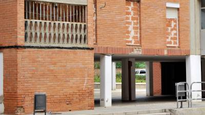 Ventanas tapiadas con ladrillos para impedir las okupaciones. Es uno de los métodos más habituales. Foto: Alfredo González/DT