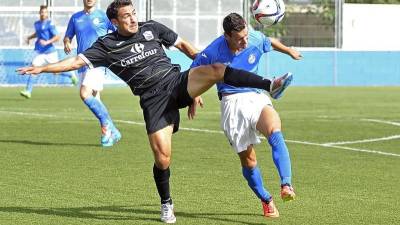 Un jugador del Morell (derecha) pelea con un rival por controlar el balón, durante un partido. Foto: a. gonzález