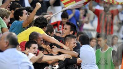 Edgar Hernández y Ramon Folch celebran un gol con los aficionados más jóvenes del Estadi. Foto: Alfredo González