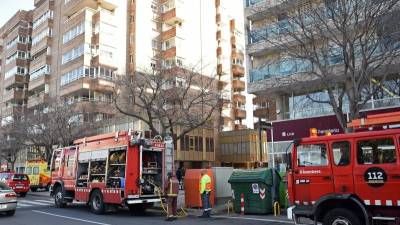 Bomberos y equipos de emergencia, ayer al mediodía en la avenida de Sant Jordi. Foto: Alfredo González