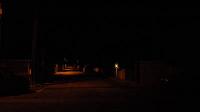 La iluminación en algunas calles es muy deficiente. FOTO: Cedida