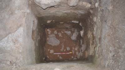 El sondeo manual realizado en la superficie de excavación ha permitido documentar nuevos niveles arqueológicos más antiguos a los conocidos hasta ahora. Foto: Juan Ignacio Morales / IPHES-CERCA
