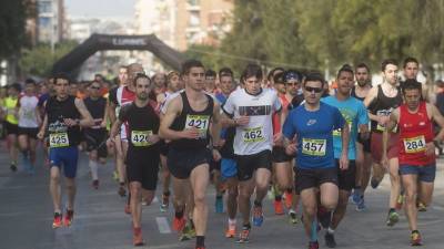 Amposta acogió la \'Mitja Marató\', la primera cita del circuito Running Series y un canicrós. Foto: Joan Revillas