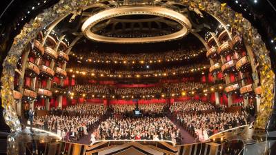 Vista general del teatro mientras Jimmy Kimmel (izq) presenta la 90 edici&oacute;n de los &Oacute;scar en el Dolby Theatre de Hollywood