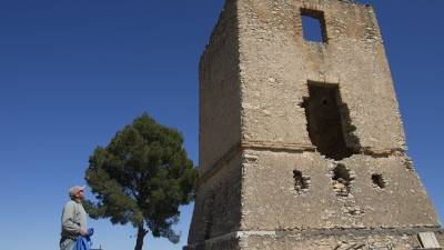 Imatge de la torre que aviat lluirà l\'aspecte de com era fa dos segles. Foto: Joan Revillas