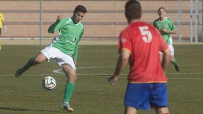 El delantero del Ascó Genís, autor de los dos goles del partido, controla el balón en el duelo de ayer. Foto: Joan Revillas