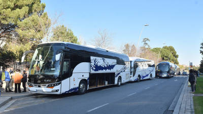 Autobuses, poco antes de partir de Reus esta ma&ntilde;ana. FOTO: Alfredo Gonz&aacute;lez