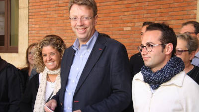 El candidat de CiU i alcalde de Tortosa, Ferran Bel, amb membres de la seva candidatura davant de l'Ajuntament. Foto: ACN
