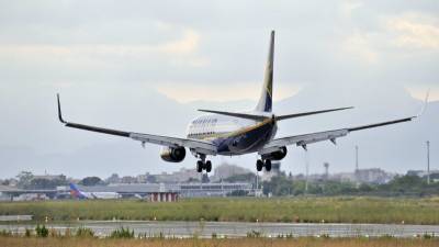 Imagen de un avión de Ryanair en el momento de aterrizar en la pista del Aeropuerto de Reus. Foto: Alfredo González