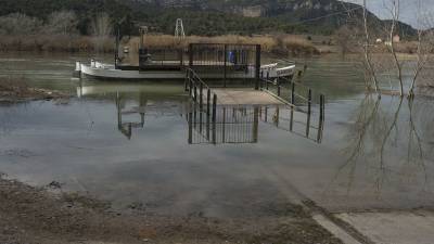 El pas de barca de Garcia, a la Ribera d'Ebre, ahir al migdia inundat per la crescuda de l'Ebre. Foto: JOAN REVILLAS