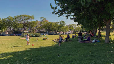 Familias jugando en el parque ubicado en la zona de la calle de Martí Folguera de Reus, ayer por la tarde. FOTO: ALFREDO GONZÁLEZEL PARQUE U D’OCTUBRE ES LA ÚLTIMA ACTUACIÓN. FOTO: ALFREDO GONZÁLEZ