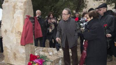 Veïns de la Fatarella van dipositar ahir clavells al nou monument que recorda les víctimes dels Fets. Foto: JOAN REVILLAS