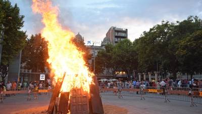 La foguera de la Nit de Sant Joan, ja cremant a la pla&ccedil;a de la Llibertat. Foto: Alfredo Gonz&aacute;lez