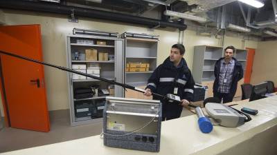 Miembros del equipo del CAGE Vandellòs muestran una sondas para medir la radiación, ayer. Foto: joan revillas