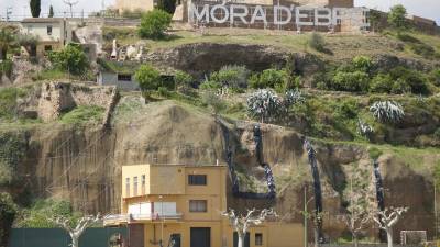 Imatge de la gran malla protectora als talussos de la façana fluvial de Móra d'Ebre. Foto: Joan Revillas