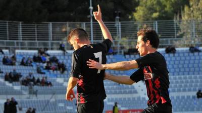 Fran Carbia y Ricardo Vaz celebran el gol rojinegro en Sabadell, el pasado domingo. FOTO: XAVI GUIX/CF REUS