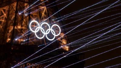 La Torre Eiffel iluminada durante la ceremonia de inauguración de los Juegos Olímpicos de París 2024. FOTO: EFE