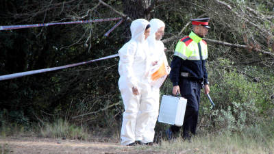 Agents de la Policia Científica en el lloc on es va trobar el cos sense vida de Sara Lozano. FOTO: ACN